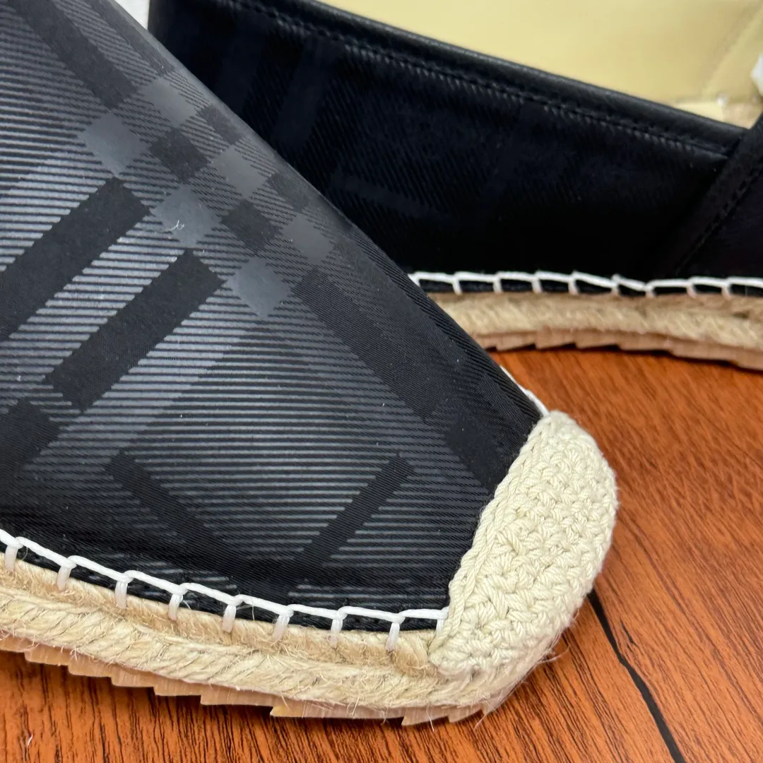 Batch 600 Burberry/Burberry new summer men's embroidered straw fisherman shoes, cool slip-on straw shoes! Encounter British fashion with Burberry espadrilles, a perfect blend of classic and fashionable. The unique printing on the upper is a manifestation of the brand's style. Every color and every pattern tells the story of England. Straw soles bring a natural texture, comfortable and chic. Whether you are strolling in the city streets or heading to the beach for vacation, it can add elegance and charm to you, easily become the center of attention, and start your own fashion journey. Classic knitted canvas upper, with thin calfskin lining suitable for summer, straw lining, genuine leather patch at the bottom of the heel, hemming technology, and Mark stitching details! Anti-slip rubber bottom layer, integrated injection molding of large LOGO letters and badges, multiple colors and styles to choose from, complete package! Size: 39-40-41-42-43-44 Normal size Item number: 2025-5 War Horse Black